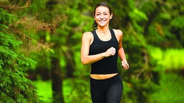 aerobikos pratimai, skirti numesti svorio pilvo ir šonų srityje